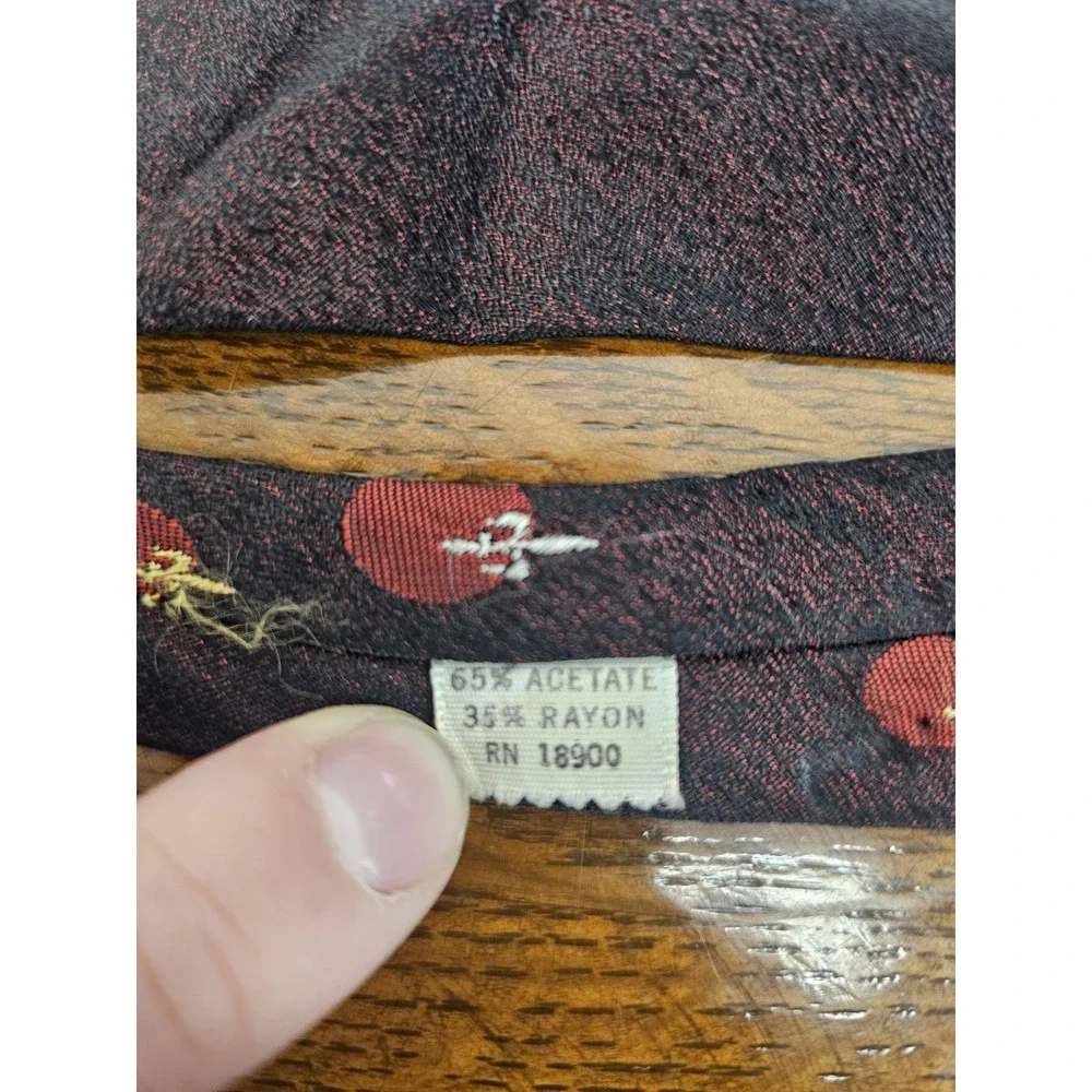 vintage Skinny Tie Mens One Size Black Red Fleur De Lis Acetate Rayon RN‎ 18900